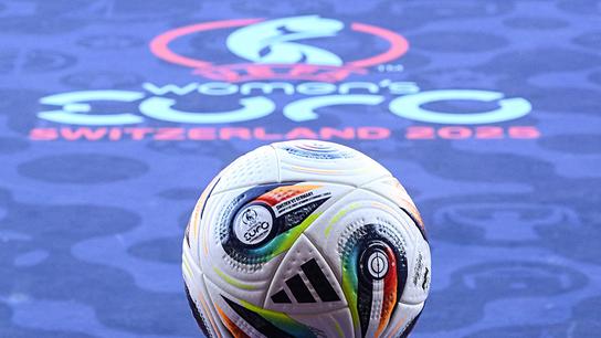 Dieses Foto zeigt eine Nahaufnahme des Spielballs auf dem Spielfeld vor dem Fußballspiel der Gruppe C der UEFA Women's Euro 2025 zwischen Schweden und Deutschland im Letzigrund-Stadion in Zürich am 12. Juli 2025.