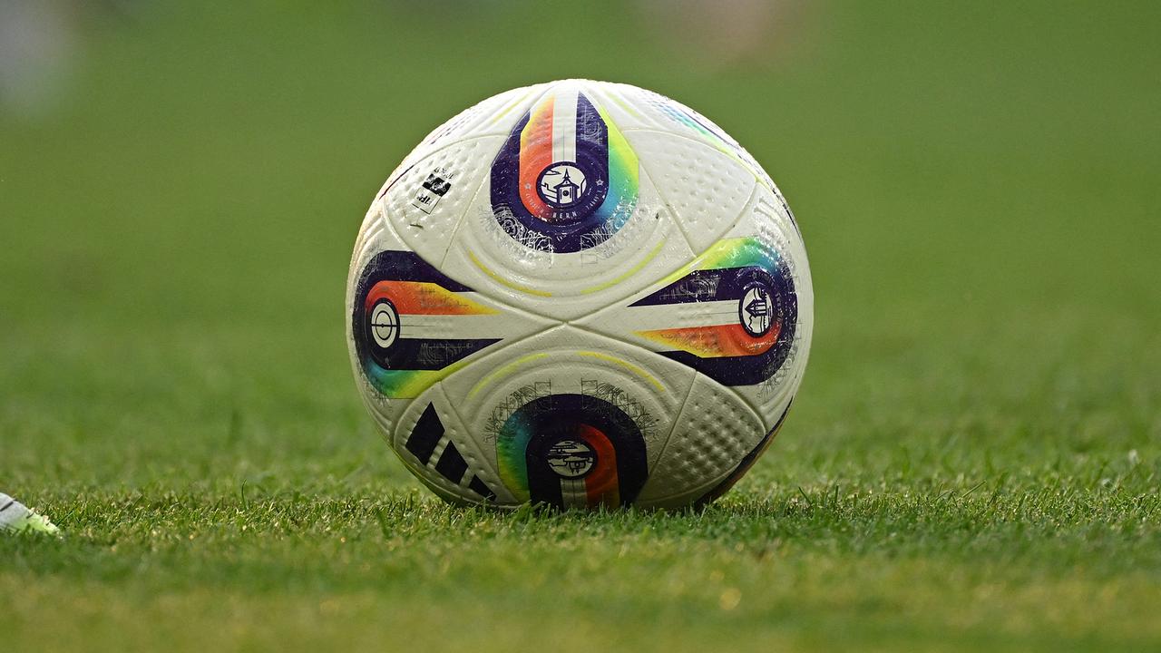 © APA/AFP/Miguel MEDINA Der offizielle Ball der UEFA Women's Euro 2025 ist während einer Aufwärmeinheit vor dem Fußballspiel der Gruppe B zwischen Spanien und Portugal im Wankdorfstadion in Bern am 3. Juli 2025 zu sehen.