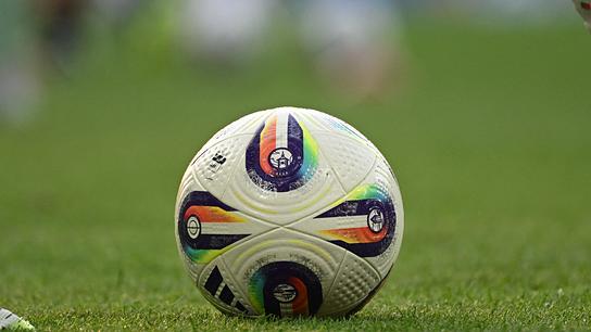 Der offizielle Ball der UEFA Women's Euro 2025 ist während einer Aufwärmeinheit vor dem Fußballspiel der Gruppe B zwischen Spanien und Portugal im Wankdorfstadion in Bern am 3. Juli 2025 zu sehen.