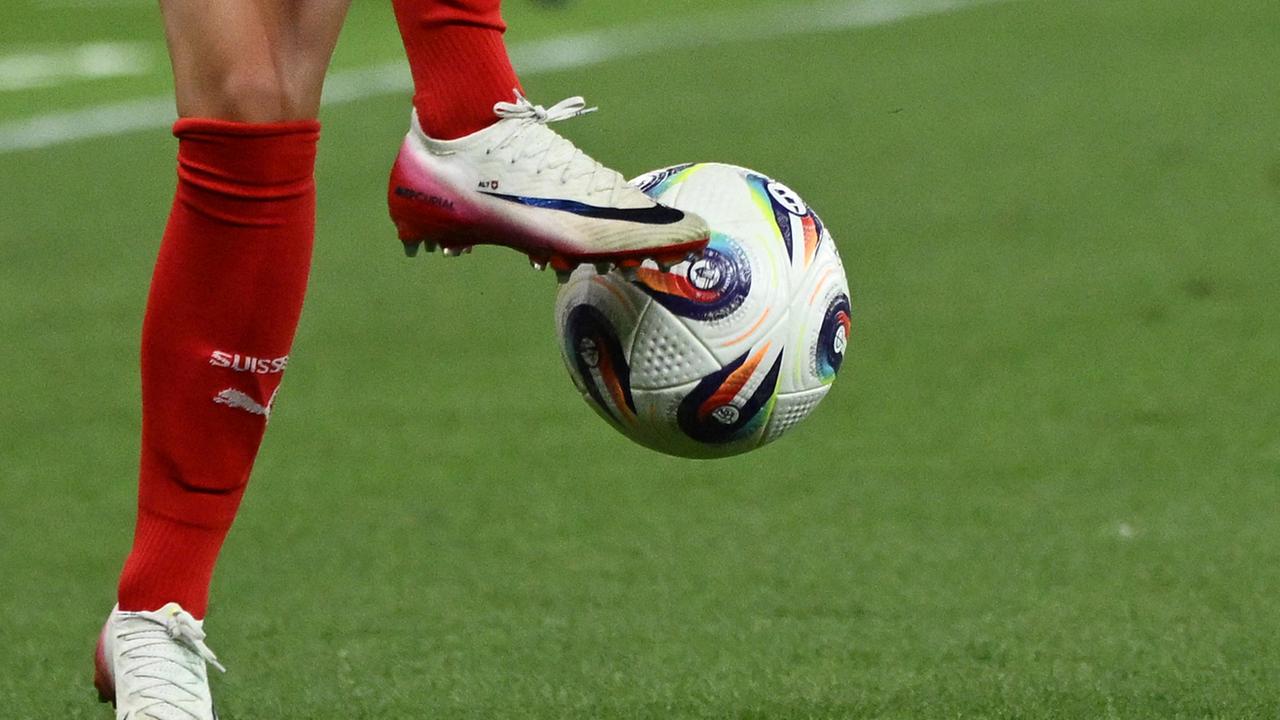 Die Schweizer Stürmerin Nr. 23 Alisha Lehmann kontrolliert den Ball während des Fußballspiels der Gruppe A der UEFA Women's Euro 2025 zwischen Finnland und der Schweiz im Stade de Genève in Genf am 10. Juli 2025