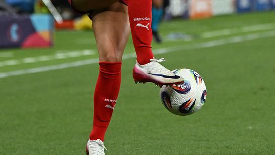 Die Schweizer Stürmerin Nr. 23 Alisha Lehmann kontrolliert den Ball während des Fußballspiels der Gruppe A der UEFA Women's Euro 2025 zwischen Finnland und der Schweiz im Stade de Genève in Genf am 10. Juli 2025