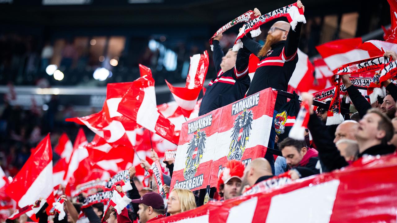 © APA/GEORG HOCHMUTH Österreichische Fußball-Fans feiern im Stadion auf der Tribüne und schwenken Fahnen in Rot-Weiß-Rot, während eines Nations-League-Spiel, Gruppe B3, 1. Runde, zwischen Österreich und Israel in Linz.