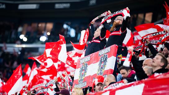 Österreichische Fußball-Fans feiern im Stadion auf der Tribüne und schwenken Fahnen in Rot-Weiß-Rot, während eines Nations-League-Spiel, Gruppe B3, 1. Runde, zwischen Österreich und Israel in Linz. 