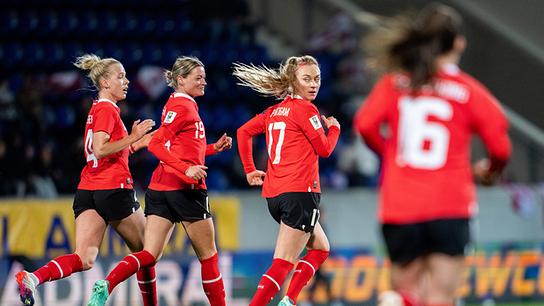 Nationalteam/Frauen/ÖFB: Celina Degen (AUT), Verena Hanshaw (AUT) und Sarah Puntigam (AUT) nach einem Tor von Puntigam zum 1:2 am Freitag, 07. April 2023, während des Länderspiels zwischen Österreich und Belgien in Wiener Neustadt.