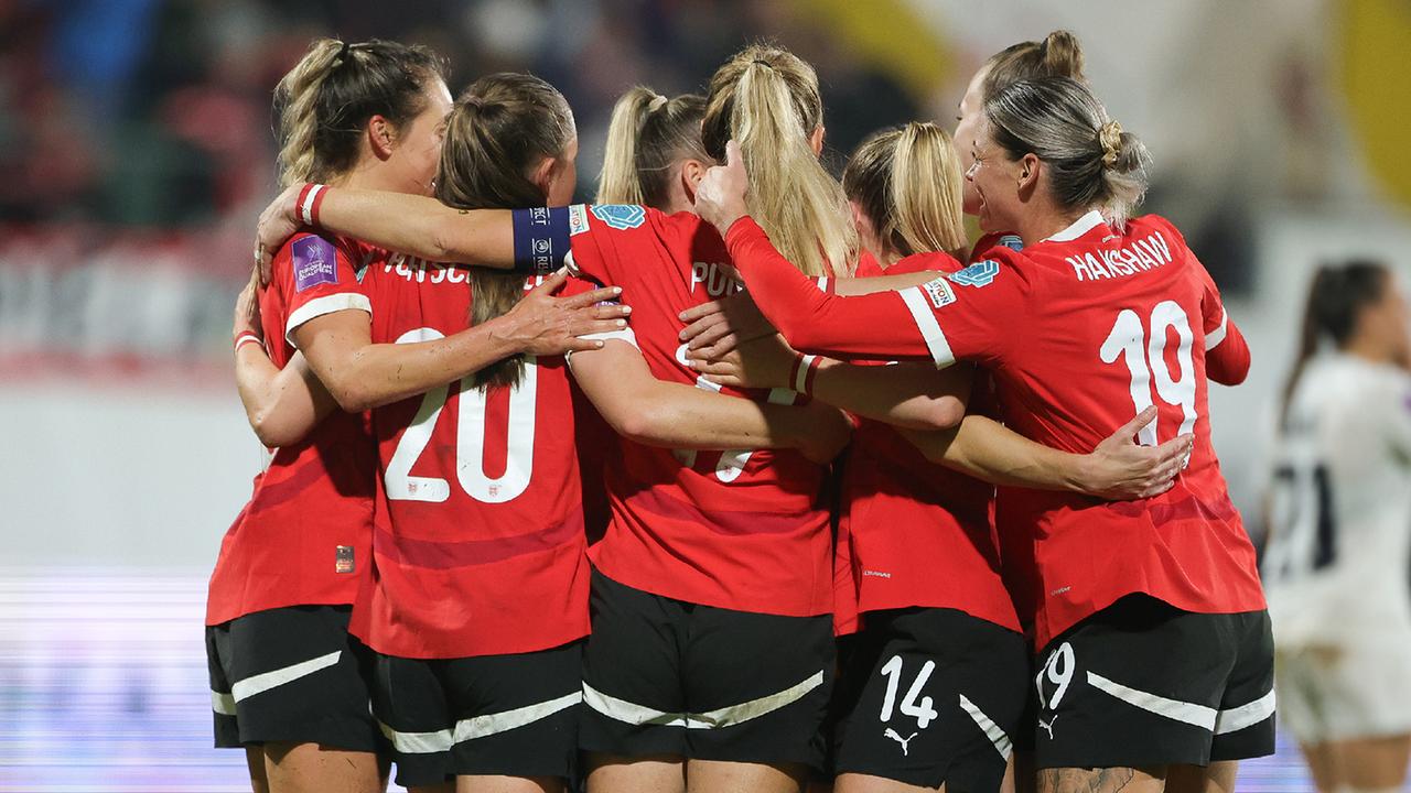 Das Österreichische Fussball Damen Nationalteam jubelt über das Tor zum 2 : 0, während der UEFA Frauen EM Qualifikation Play-off Begegnung, 1. Runden zwischen Österreich und Slowenien am Freitag, 29. Oktober 2024, in Ried im Innkreis