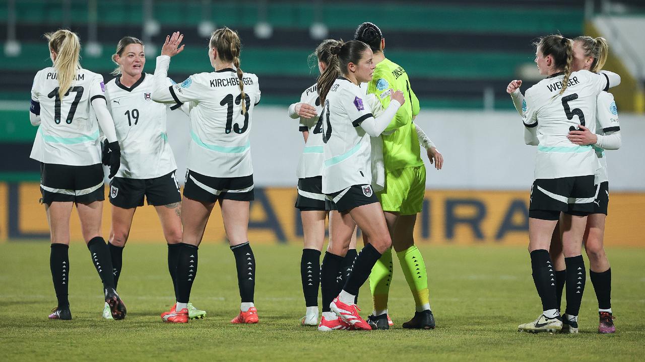 © APA/EXPA/UWE WINTER Das Österreichische Fussball Damen Nationalteam jubelt über denn Sieg gegen Schottland, am Freitag, 21. Februarl 2025, während dem Frauen-Nations-League Spiel, 1. Runde zwischen Österreich gegen Schottland in Ried im Innkreis.