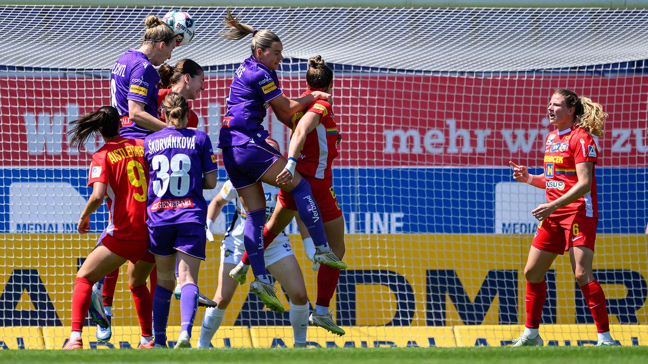  Kopfball einer "FK Austria Wien"-Spielerin zum Tor im Rahmen der Frauen Bundesliga Begegnung zwischen FK Austria Wien und spusu SKN St.Pölten in Wien