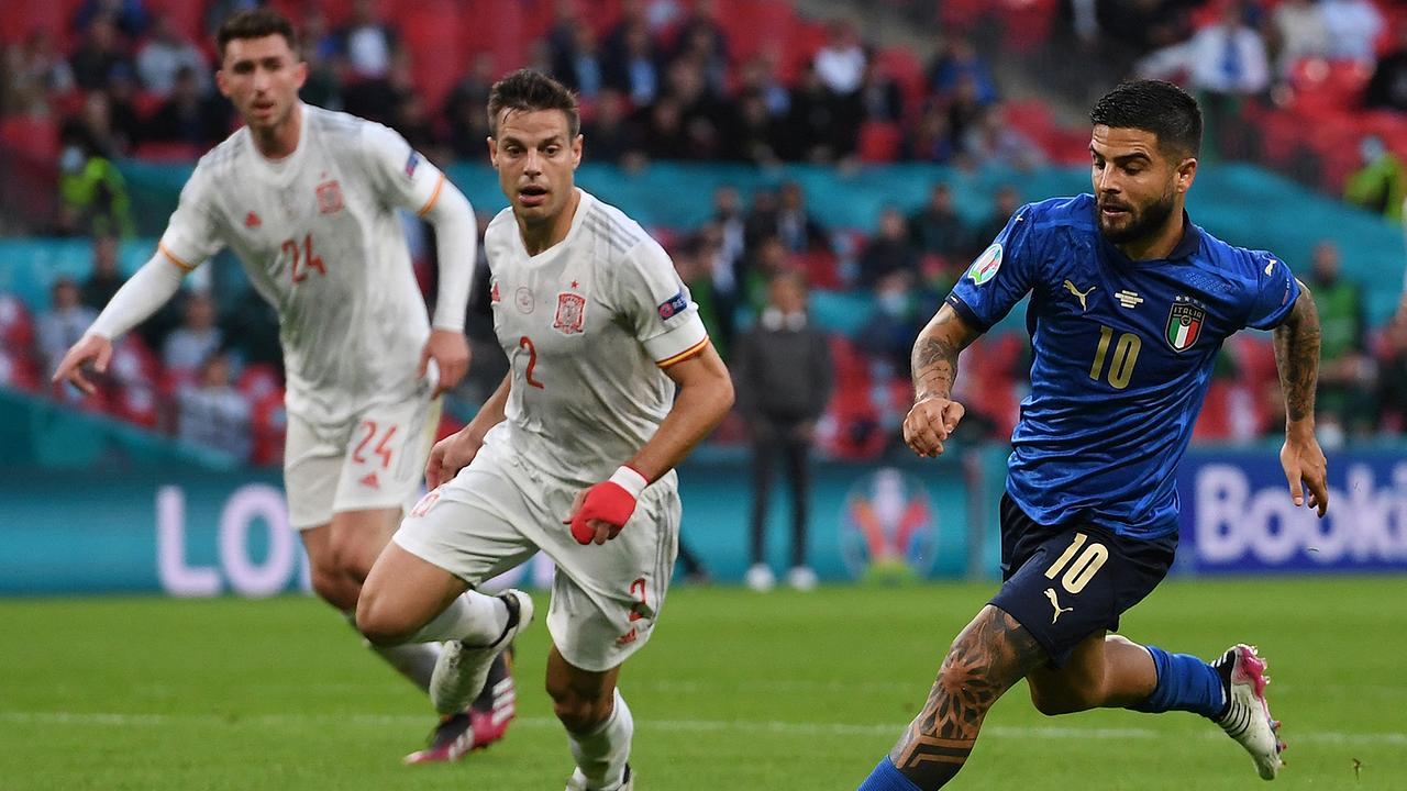 Italy's forward Lorenzo Insigne (R) runs past Spain's defender Cesar Azpilicueta (C) during the UEFA EURO 2020 semi-final football match between Italy and Spain at Wembley Stadium in London on July 6, 2021. 