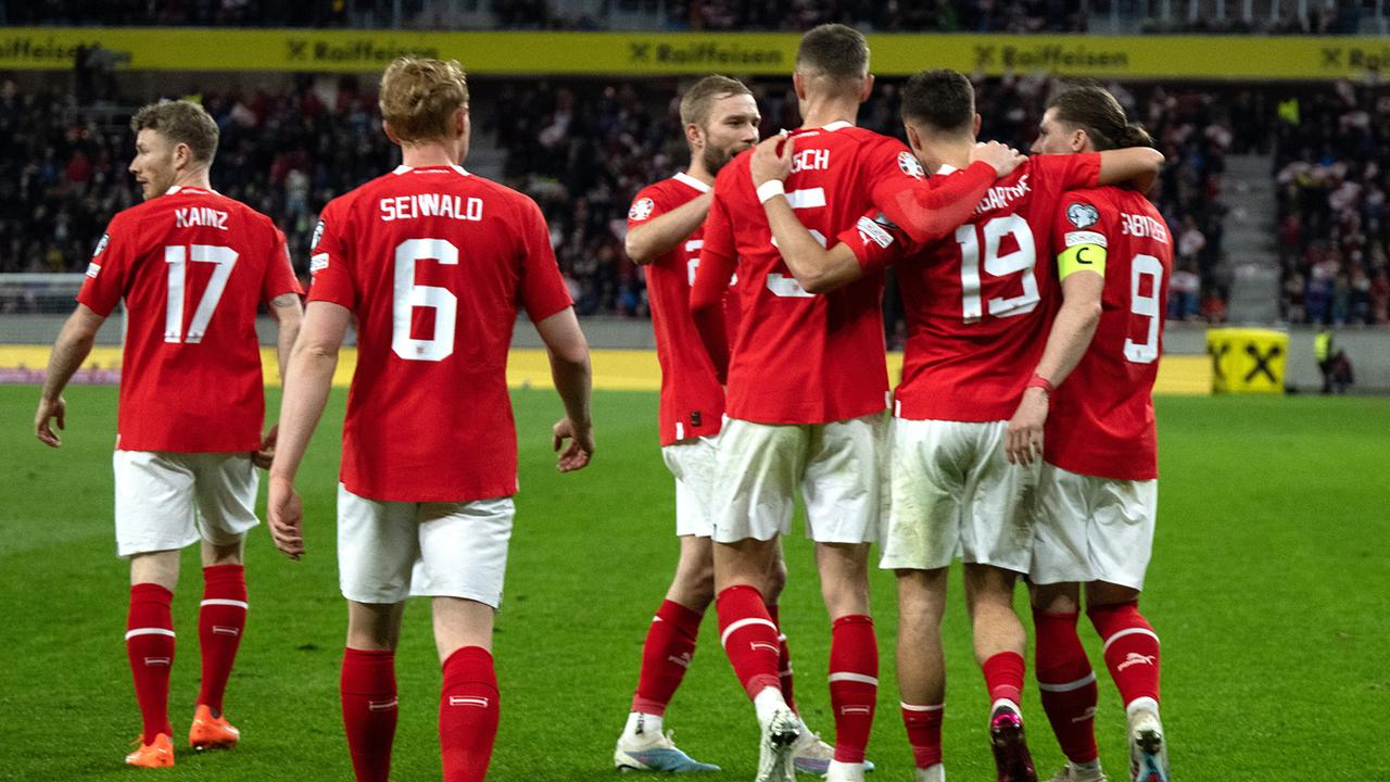 Das Österreichische Nationalteam in der Linzer Raiffeisen Arena feiert das 4 zu 1 durch Christoph Baumgartner (AUT) während dem Spiel in der 1. Runde der EM-Qualifikation Gruppe F zwischen Österreich und Aserbaidschan am Freitag, 24. März 2023, in Linz