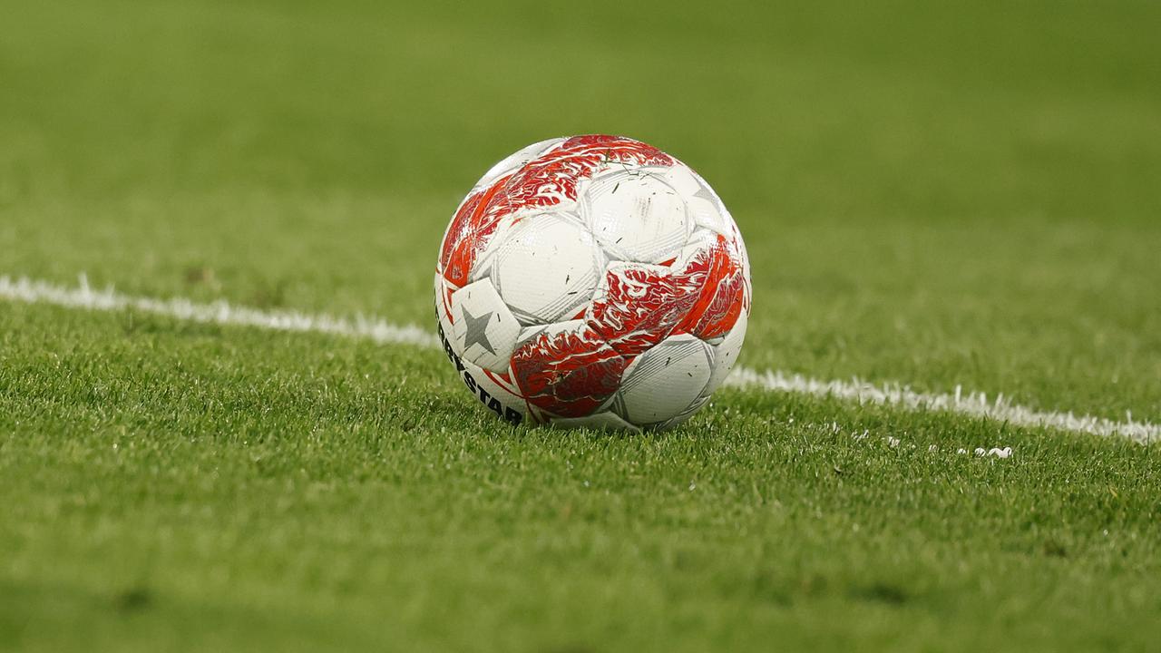 Illustration zu den Themen "SPORT / FUSSBALL / MANNSCHAFTSPORT". Ein Fußball liegt an der Linie - aufgenommen am Freitag, 04. April 2025, in Graz. 