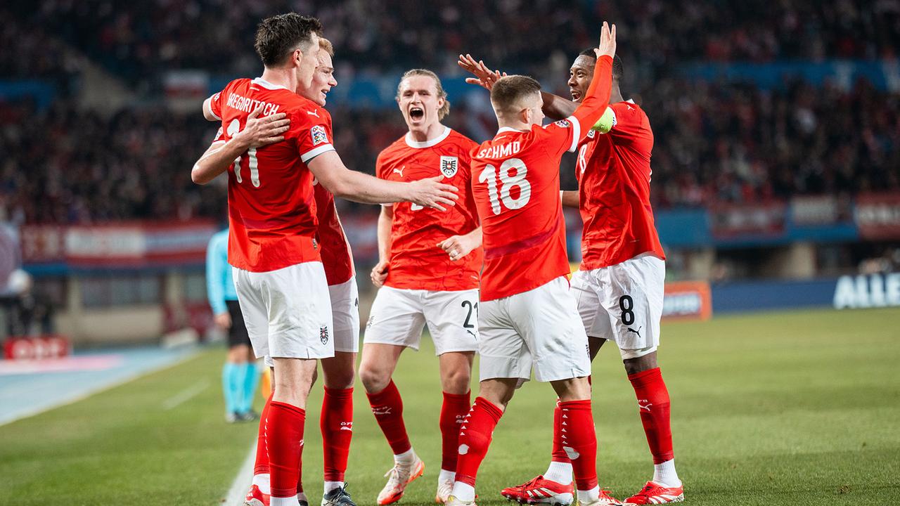 © APA/GEORG HOCHMUTH Michael Gregoritsch jubelt am Fußballplatz mit dem Team nach seinem Tor zum 1:0 beim Hinspiel zum Play-off Nations-League-Spiel zwischen Österreich und Serbien in Wien.