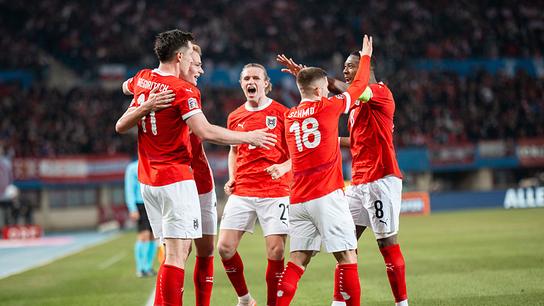 Michael Gregoritsch jubelt am Fußballplatz mit dem Team nach seinem Tor zum 1:0 beim Hinspiel zum Play-off Nations-League-Spiel zwischen Österreich und Serbien in Wien. 