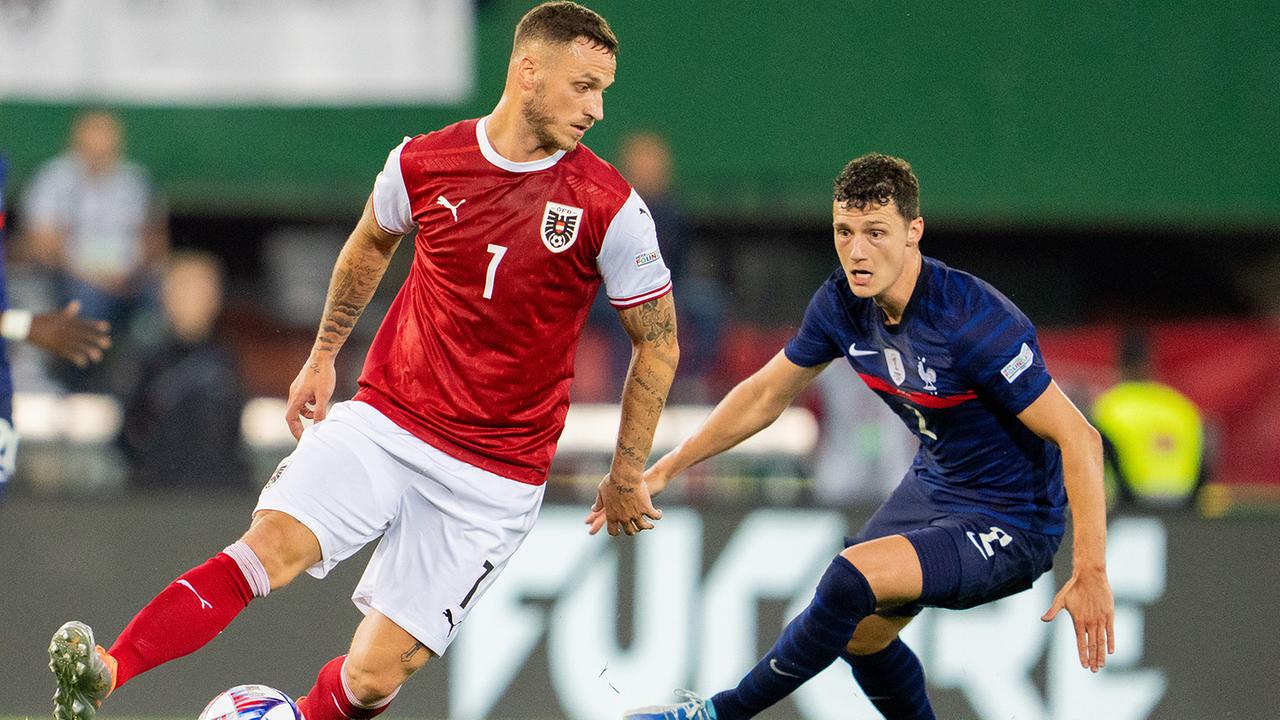 Marko Arnautovic (AUT) und Benjamin Pavard (FRA) am Freitag, 10. Juni 2022, während der Nations-League-Begegnung zwischen Österreich und Frankreich in Wien.