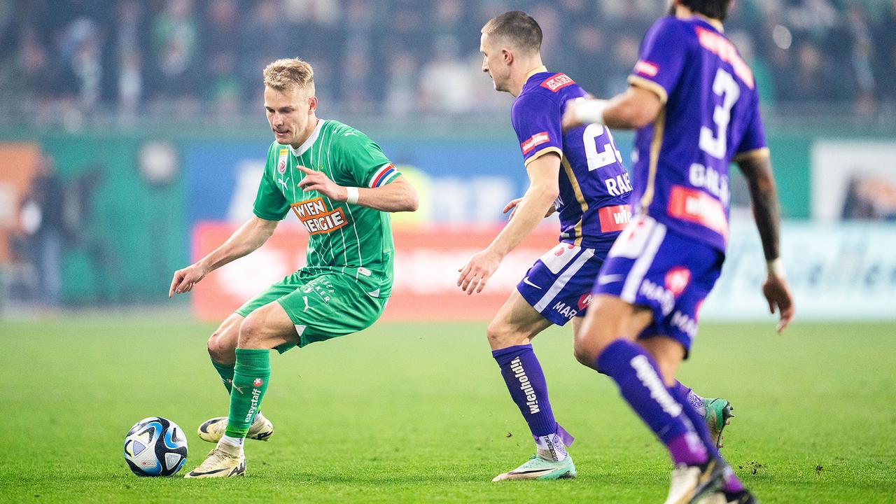 Marco Gruell (SK Rapid), Reinhold Ranftl (FK Austria Wien) und Lucas Galvao da Costa Souza (FK Austria Wien) am Sonntag, 25. Februar 2024, während einer Admiral Bundesliga-Begegnung, 20. Runde, zwischen SK Rapid und FK Austria Wien in Wien.