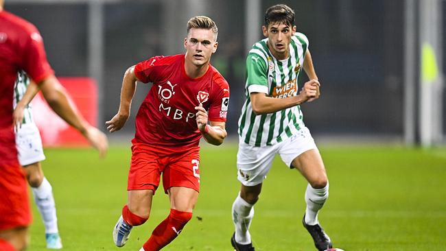 © APA/KEYSTONE/GIAN EHRENZELLER Vaduz' Dario Ulrich, left, versus Rapid's Martin Koscelnik during the UEFA Conference League Playoff first leg soccer game between Liechtenstein's FC Vaduz and Austria's Rapid Wien, on Thursday, August 18, 2022, at the Rheinpark stadium, in Vaduz, Liechtenstein