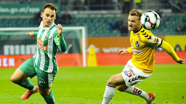 Nikolaus Wurmbrand (Rapid) und Jonathan Scherzer (Ried) in Aktion bei der Fußball-Bundesliga-Begegnung zwischen SK Rapid und SV Oberbank Ried im Allianz Stadion in Wien. 
