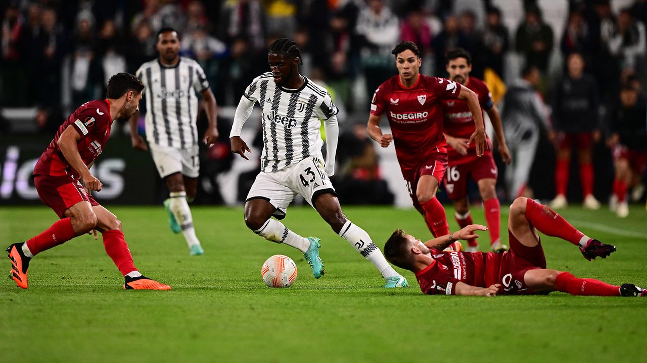 © APA/AFP/Marco BERTORELLO Der britische Stürmer Samuel Iling-Junior (C) von Juventus kontrolliert den Ball während des Halbfinal-Hinspiels der UEFA Europa League zwischen Juventus und Sevilla am 11. Mai 2023 im Juventus-Stadion in Turin.