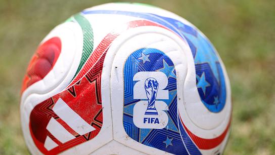 © APA/AFP/Julio Cesar AGUILAR Nahaufnahme des offiziellen FIFA-Fußball-WM-Balls auf grünem Rasen