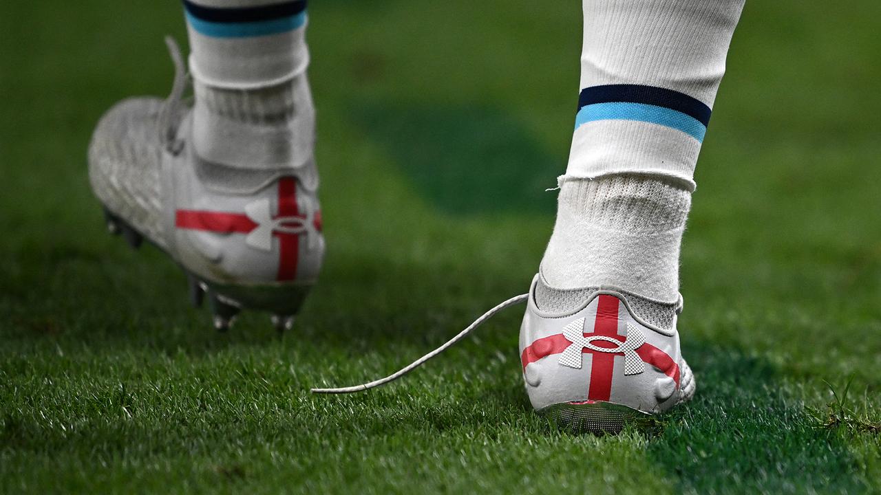Ein Design der englischen Flagge ist auf den Stiefeln von Englands Verteidiger Nr. 18 Trent Alexander-Arnold während des Fußballspiels der Gruppe B der Weltmeisterschaft Katar 2022 zwischen England und dem Iran am 21. November 2022 im Khalifa International Stadium in Doha zu sehen.