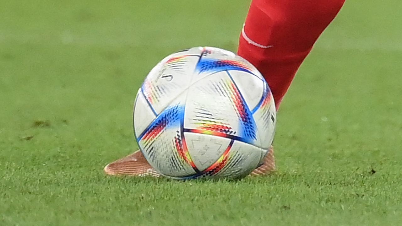 Frankreichs Stürmer Nr. 10 Kylian Mbappe kickt den Ball während des Fußballspiels der Gruppe D der Weltmeisterschaft Katar 2022 zwischen Frankreich und Dänemark im Stadion 974 in Doha am 26. November 2022.