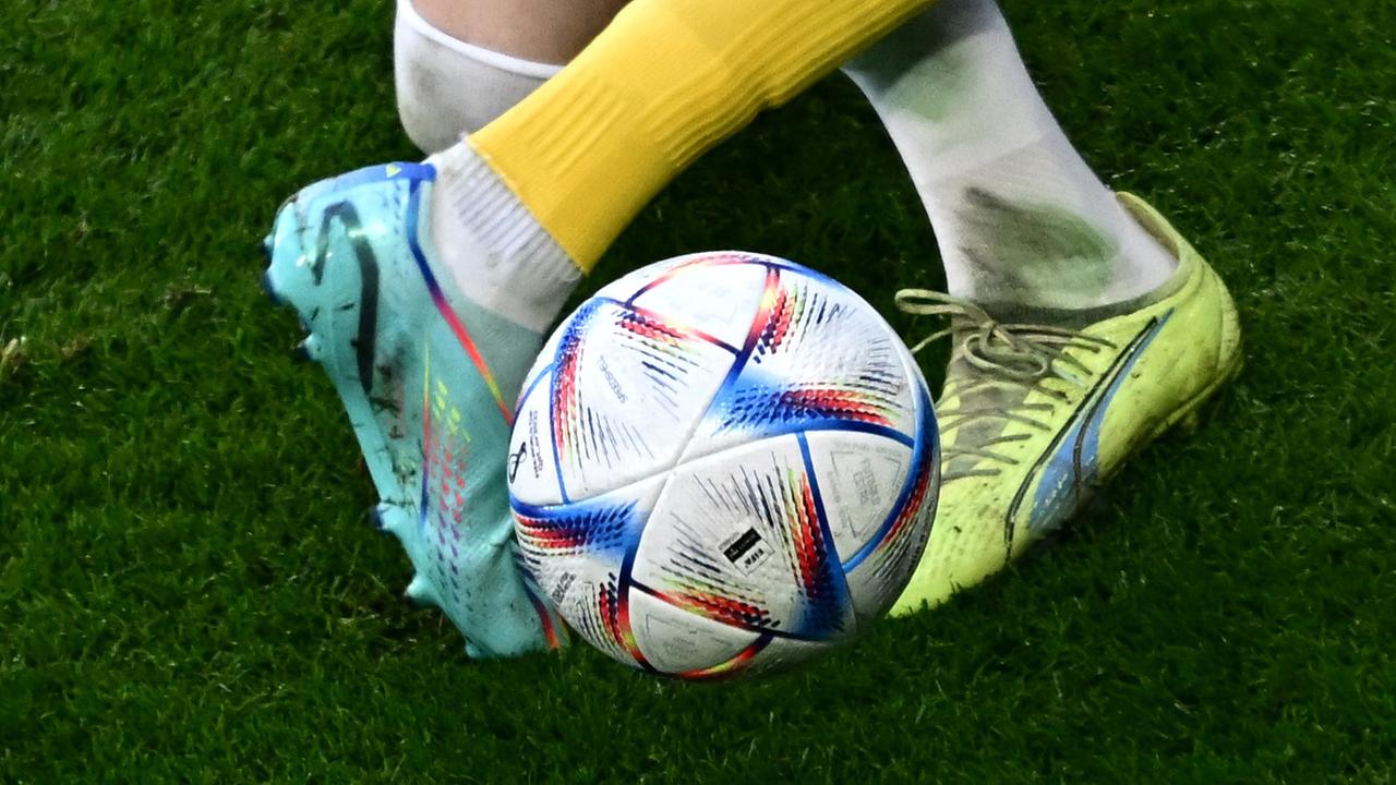 © APA/AFP/Anne-Christine POUJOULAT Serbiens Verteidiger Nr. 02 Strahinja Pavlovic (L) kämpft mit Kameruns Stürmer Nr. 12 Karl Toko Ekambi während des Fußballspiels der Gruppe G der Katar-Weltmeisterschaft 2022 zwischen Kamerun und Serbien im Al-Janoub-Stadion in Al-Wakrah, südlich von Doha, um den Ball 28. November 2022.