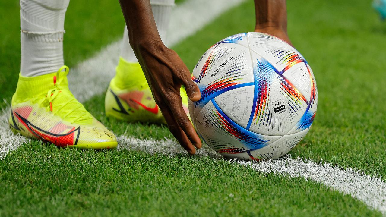 Senegals Mittelfeldspieler Nr. 17 Pape Matar Sarr platziert den Ball für einen Eckstoß während des Fußballspiels der WM-Gruppe A in Katar 2022 zwischen Katar und Senegal am 25. November 2022 im Al-Thumama-Stadion in Doha.