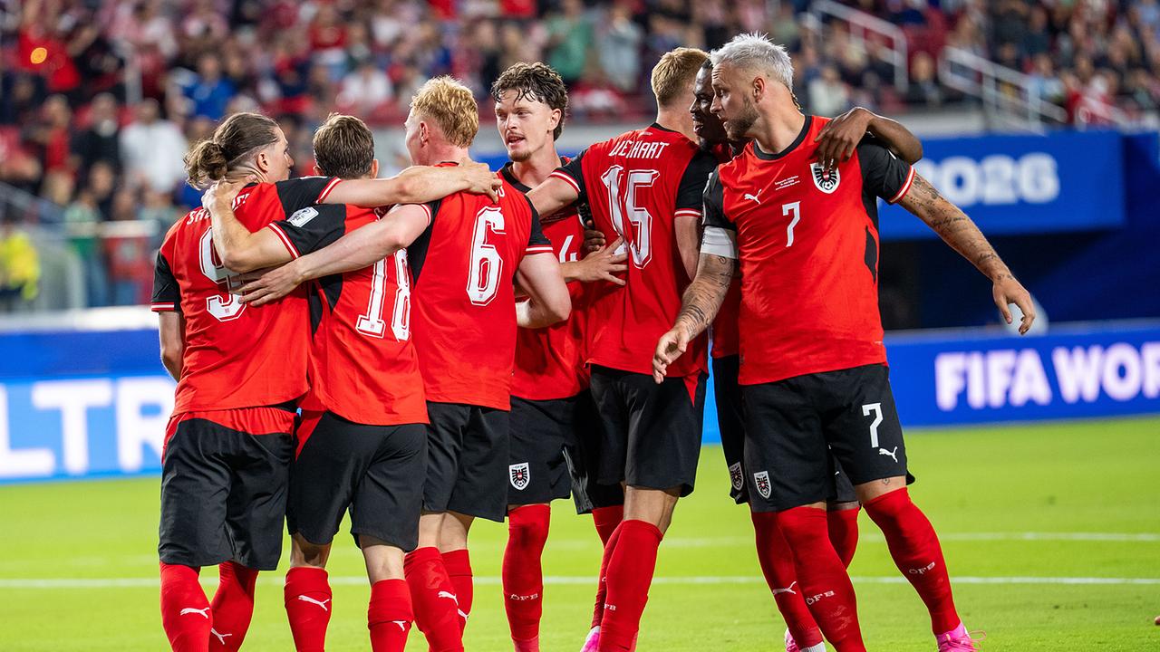 Marcel Sabitzer, Romano Schmid,Nicolas Seiwald, Paul Wanner, Philipp Lienhart, Carney Chukwuemeka und Marko Arnautovic jubeln beim 2:1 für Österreich auf dem Spielfeld, während der Begegnung zwischen Österreich und Jordanien in der 1. Runde der FIFA Fussball-Weltmeisterschaft 2026 im San Francisco Bay Area Stadion in Santa Clara. 