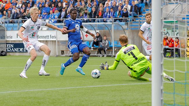 © APA/AFP/NTB/Svein Ove Ekornesvåg Wolfsbergs Raphael Schifferl (L) and Molde´s David Fofana (C) vie for the ball in front of Wofberger´s goalkeeper Hendrik Bonmann during the UEFA Conference League qualification round football match between Molde FK and Wolfsberger AC at Aker Stadion in Molde on August 18, 2022.