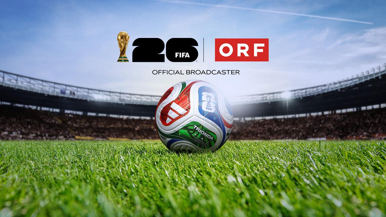 Ein Fußball liegt auf dem Rasen eines voll besetzten Stadions, darüber sind das FIFA‑WM‑Logo 2026 und das ORF‑Logo als offizieller Broadcaster eingeblendet.
