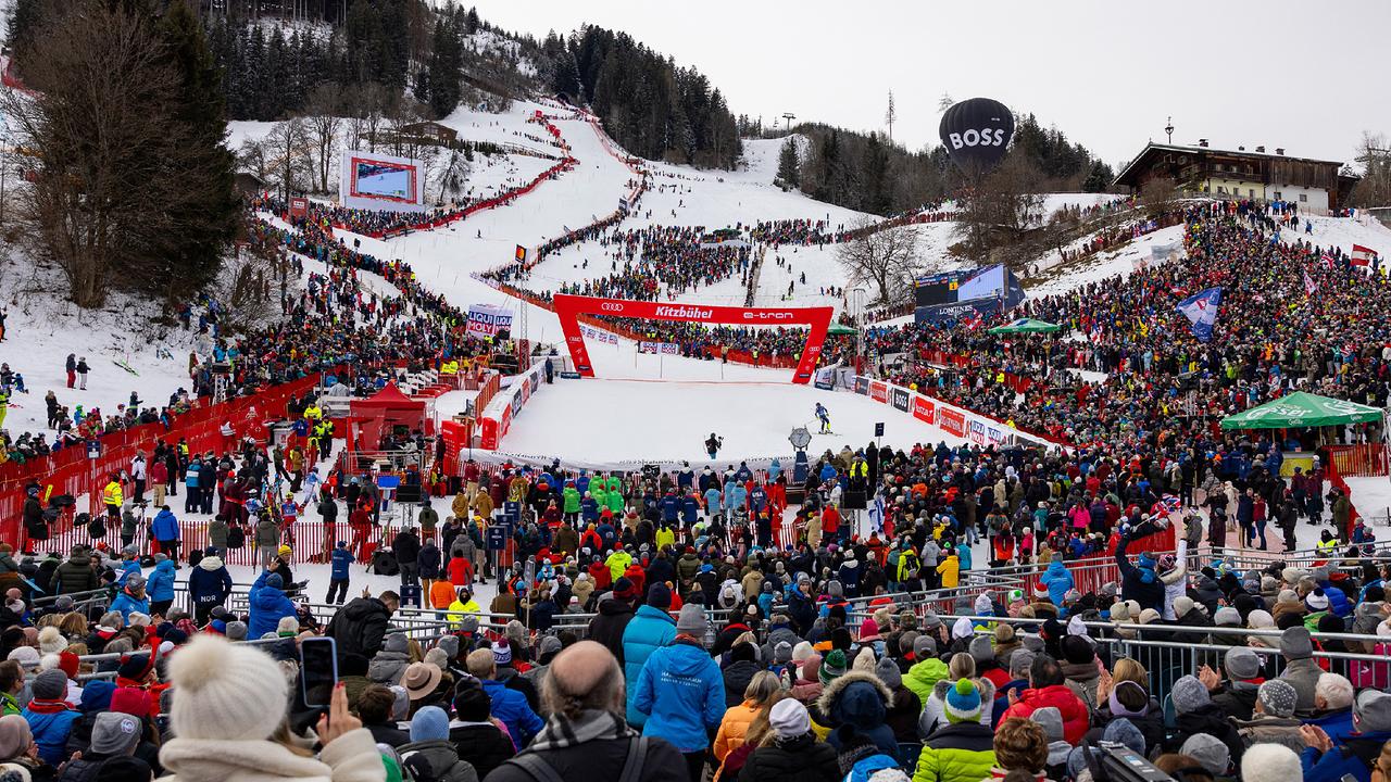© APA/EXPA/JOHANN GRODER Übersicht auf den Ganslernhang während dem 2. DG des Weltcup-Slaloms der Männer am Sonntag, 21. Jänner 2024, in Kitzbühel.