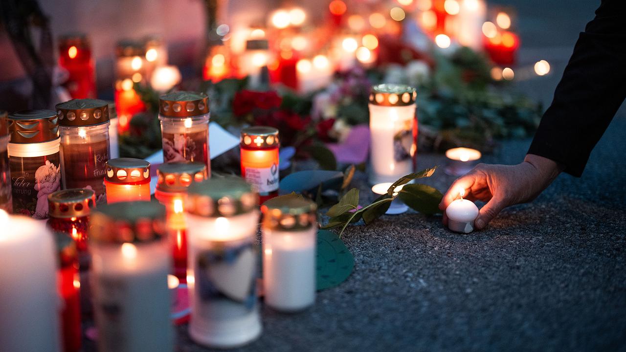 © APA/GEORG HOCHMUTH Kerzen und Blumen werden vor dem Schulgebäude niedergelegt am Dienstag, 10. Juni 2025, nach einer Attacke mit 11 Toten in einer Schule in Graz.