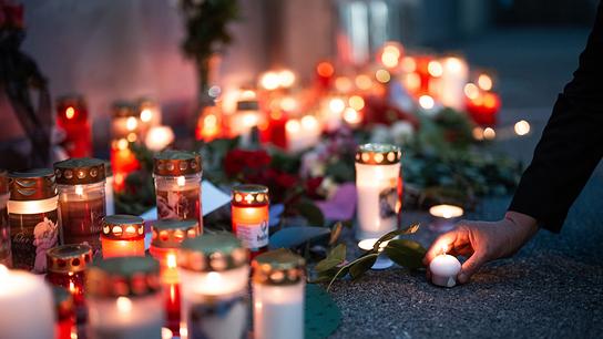 Kerzen und Blumen werden vor dem Schulgebäude niedergelegt am Dienstag, 10. Juni 2025, nach einer Attacke mit 11 Toten in einer Schule in Graz.