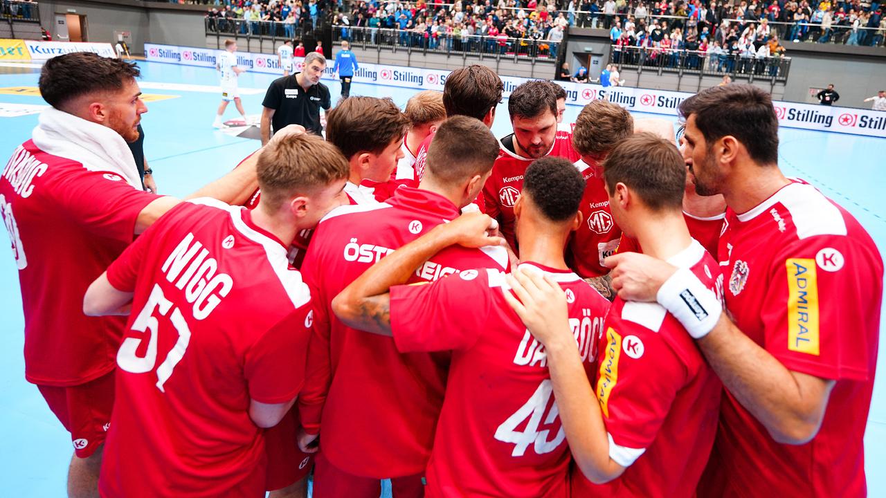 Die österreichische Mannschaft im Rahmen eines Testspiels der Handball Herren Österreich - Island, am Samstag, 06. Jänner 2023, in Schwechat.