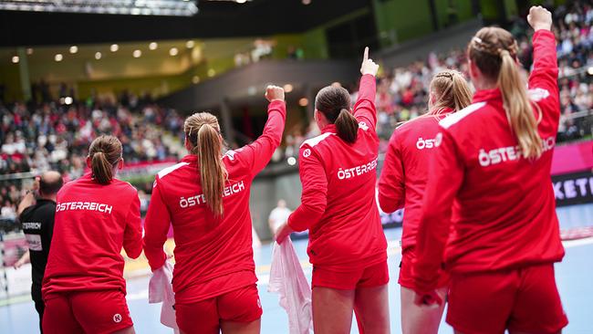 Die Österreicherinnen jubeln am Sonntag, 15. Oktober 2023, während der 2. Runde der EHF EURO Cup Begegnung Österreich gegen Ungarn in Schwechat