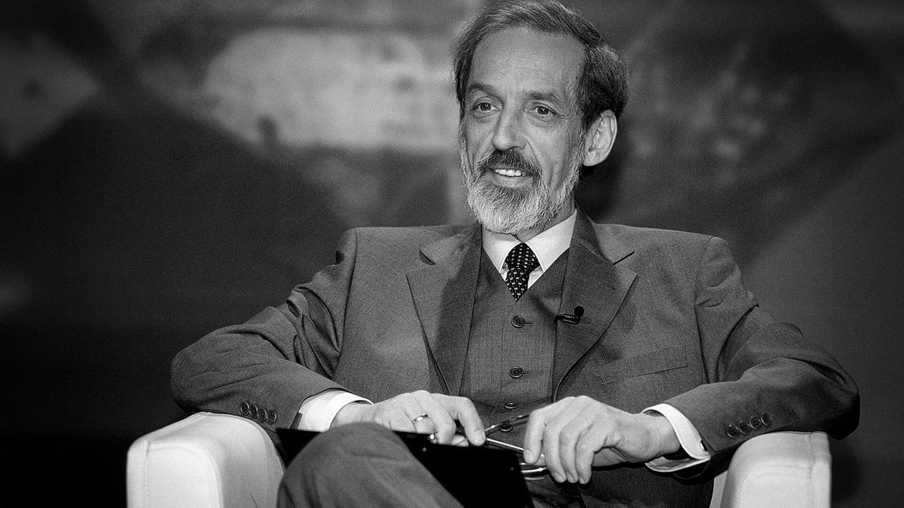 © ORF/Andreas Friess Heinz Nußbaumer im Anzug sitzt in einem Fauteuil