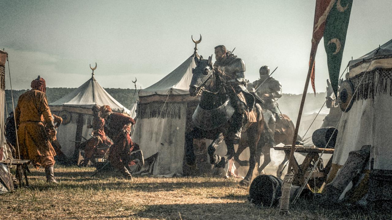 © ORF/Beta Film/MR Film/Leo Pintér Hunyadi - Aufstieg zur Macht: Hunyadi (Gellért L. Kádár) führt die Reiter an, die das Lager der Osmanen stürmen.