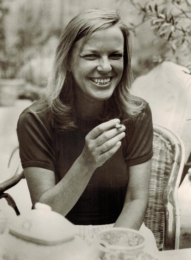 © ORF/WDW Filmproduktion Schwarz-weiß-Foto von Ingeborg Bachmann, die lächelnd mit einer Zigarette in der Hand an einem Tisch im Freien sitzt.
