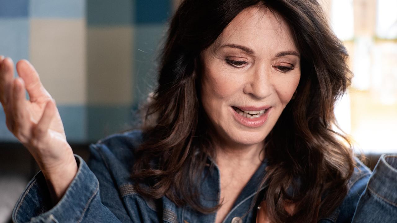 Iris Berben - ein persönliches Porträt: Iris Berben in der Green Door Bar, Berlin, 2023