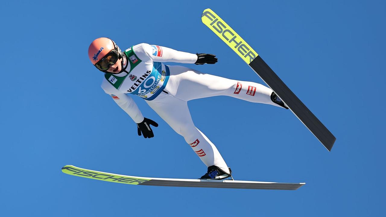 © APA/dpa/Daniel Karmann Jan Hörl beim Skispringen in voller Flugphase in Oberstdorf bei strahlend klarem Himmel