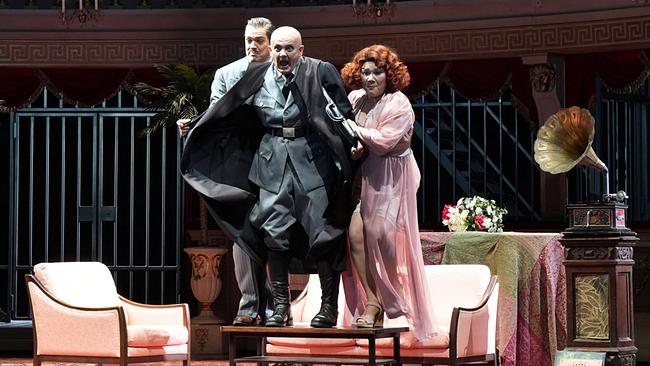 © ORF/MusikTheater an der Wien/Karl Forster Thomas Blondelle, Alexander Kaimbacher und Hulkar Sabirova auf der Bühne des MusikTheaters an der Wien zur "Die Fledermaus"