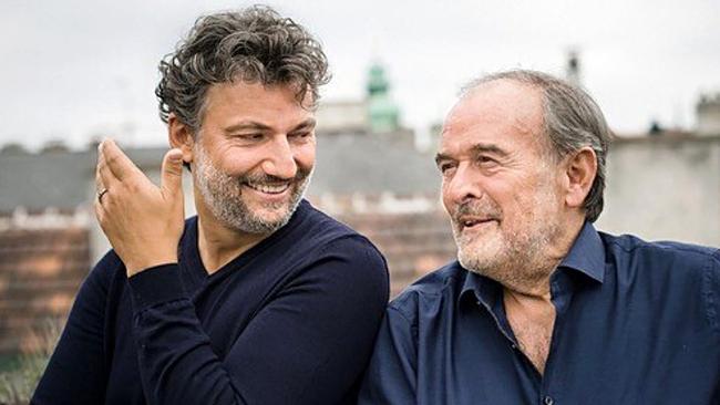 © ORF/Theater im Park/Lena Wunderlich/ Sony Music Jonas Kaufmann & Helmut Deutsch stehen im Freien vor einer urbanen Dachlandschaft.