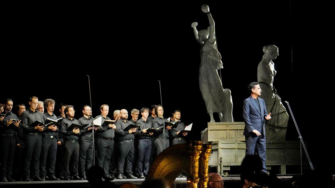 Juan Diego Flórez singt neben dem Coro del Teatro Ventidio Basso vor monumentalen Statuen, begleitet vom Orchestra del Teatro Comunale di Bologna.