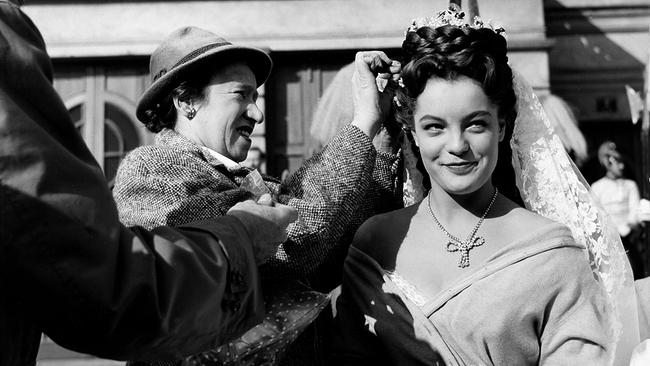 © ORF III/ullstein bild / Ullstein Bild / picturedesk.com Romy Schneider bei den Dreharbeiten zu "Sissi", Schwarz-Weiß-Aufnahme 1955