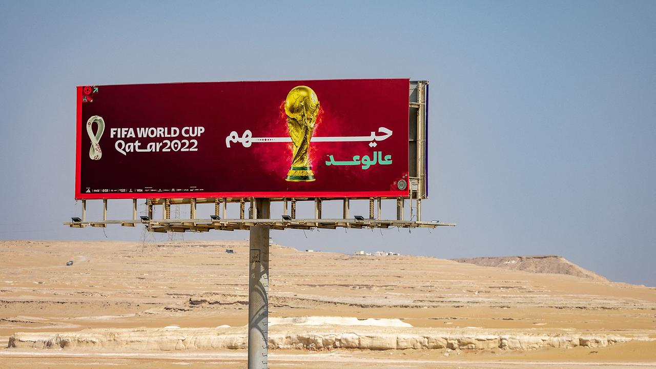 Ein Straßenschild für das Fußballweltmeisterschaftsturnier Katar 2022 ist am 15. November 2022 neben einer Autobahn in der Nähe von Abu Samra im Westen Katars zu sehen.