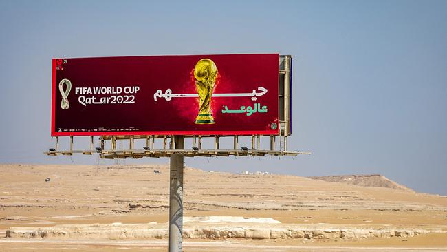 Ein Straßenschild für das Fußballweltmeisterschaftsturnier Katar 2022 ist am 15. November 2022 neben einer Autobahn in der Nähe von Abu Samra im Westen Katars zu sehen.