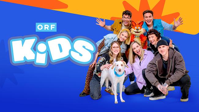 Buntes ORF‑Kids‑Promomotiv mit dem Schriftzug „KiDS“ und mit Christoph Hirschler, Melanie Flicker, Fanny Stapf, Lena Großmann, Esther Csapo, Robert Steiner, Stefan Gruber, Fuchsi und einem Hund vor blau‑orangem Hintergrund.