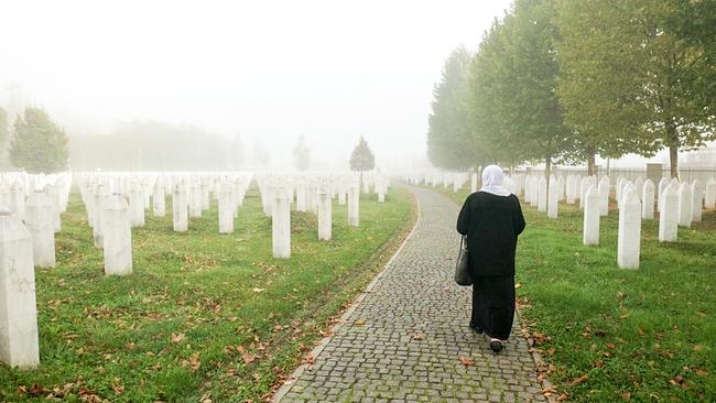 Krieg vor Gericht - Srebrenica und die Jugoslawienprozesse: Mirsada Malagic an der Gedenkstätte Srebrenica. Sie ist eine der Hauptzeuginnen des Völkermords von Srebrenica im Juli 1995