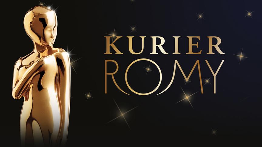 Kurier Romy Statue neben dem Sujet der "KURIER Romy 2025"