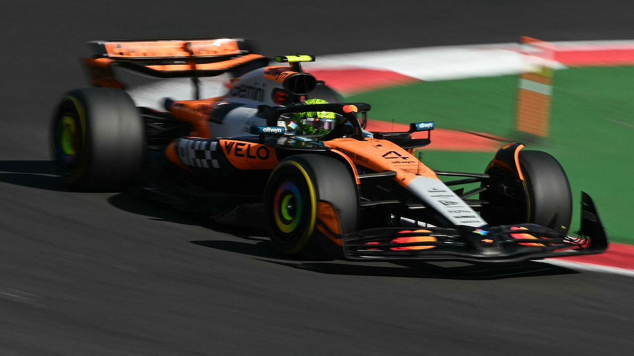 © APA/AFP/Carl DE SOUZA Der britische McLaren-Fahrer Lando Norris fährt in seinem Rennwagen während des Formel-1-Grand-Prix von Mexiko-Stadt auf der Rennstrecke Hermanos Rodriguez in Mexiko-Stadt am 26. Oktober 2025 in Führung.