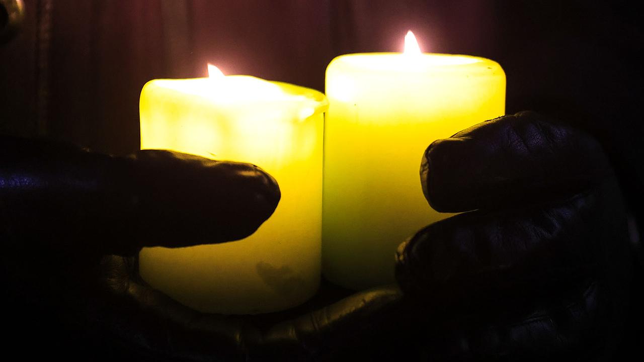 © APA/MARIO BÜHNER Eine Person hält Kerzen beim "Yeswecare"-Lichtermeer in Graz am Freitag, 31. Dezember 2021.
